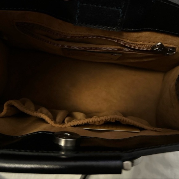 Patricia Nash Leonie - Picture 4 of 8